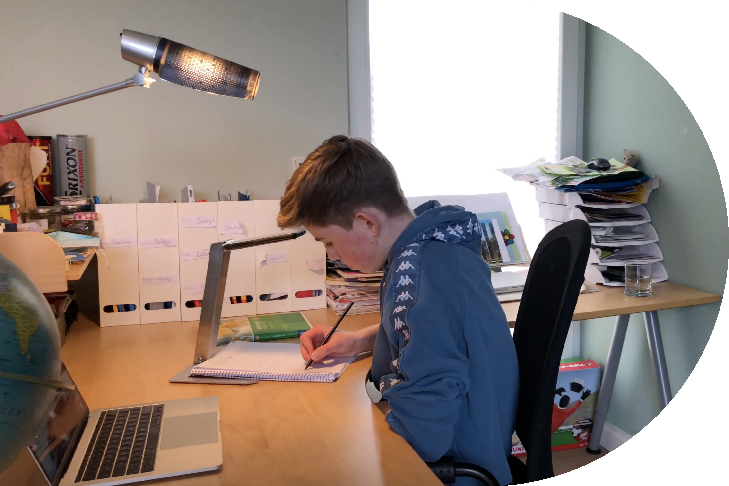 Linus lernt fleißig an seinem Schreibtisch 